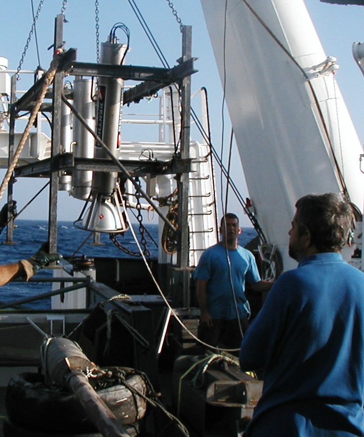 Equipos para fotograf�a submarina en la borda de un barco